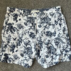 Club Monaco Baxter Fit Men’s Size 32 blue and white floral shorts